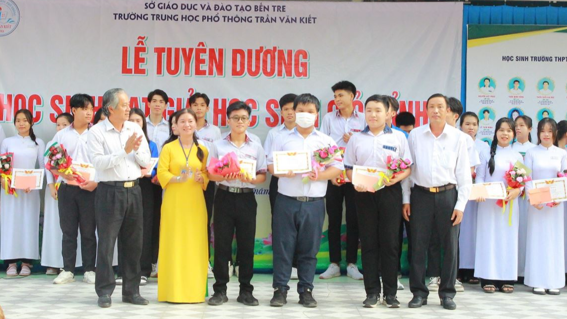 TRƯỜNG THPT TRẦN VĂN KIẾT TỔ CHỨC LỄ TUYÊN DƯƠNG HỌC SINH ĐẠT HỌC SINH GIỎI CẤP TỈNH NĂM HỌC 2023-2024.