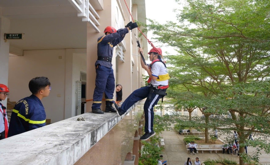 HƠN 800 GIÁO VIÊN, NHÂN VIÊN VÀ HỌC SINH TRƯỜNG THPT CHUYÊN BẾN TRE THAM GIA TRẢI NGHIỆM PHÒNG CHÁY CHỮA CHÁY VÀ TÌM KIẾM CỨU NẠN