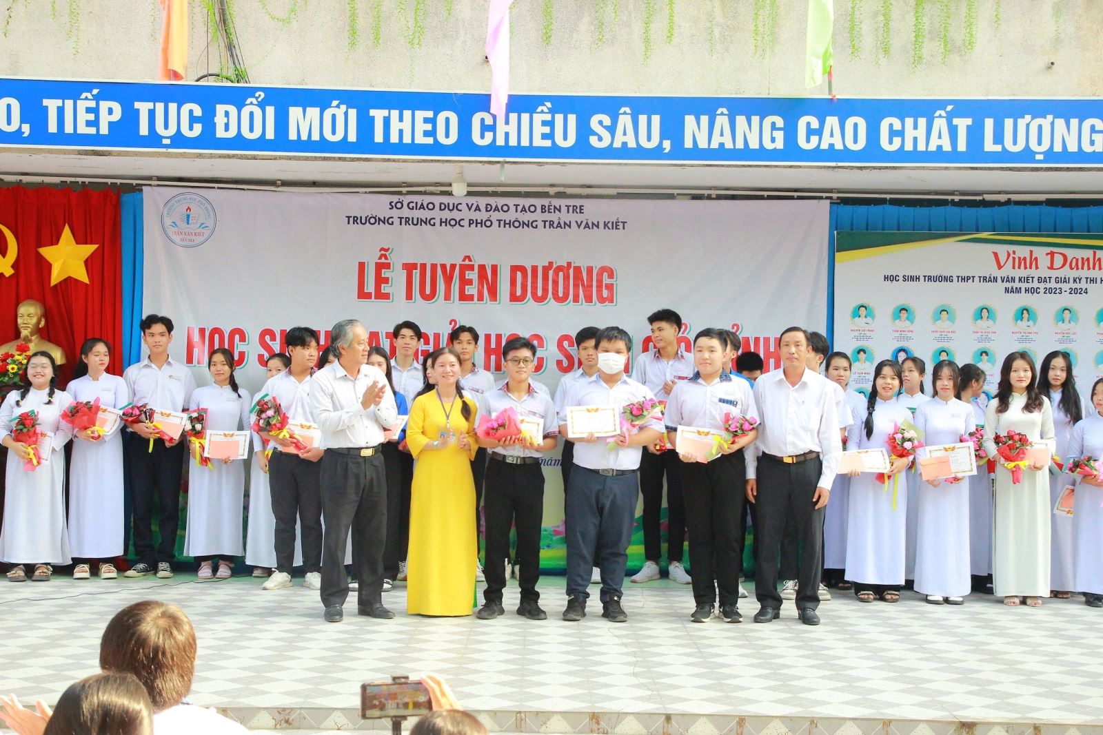 Khen thưởng học sinh đạt giải II học sinh giỏi tỉnh