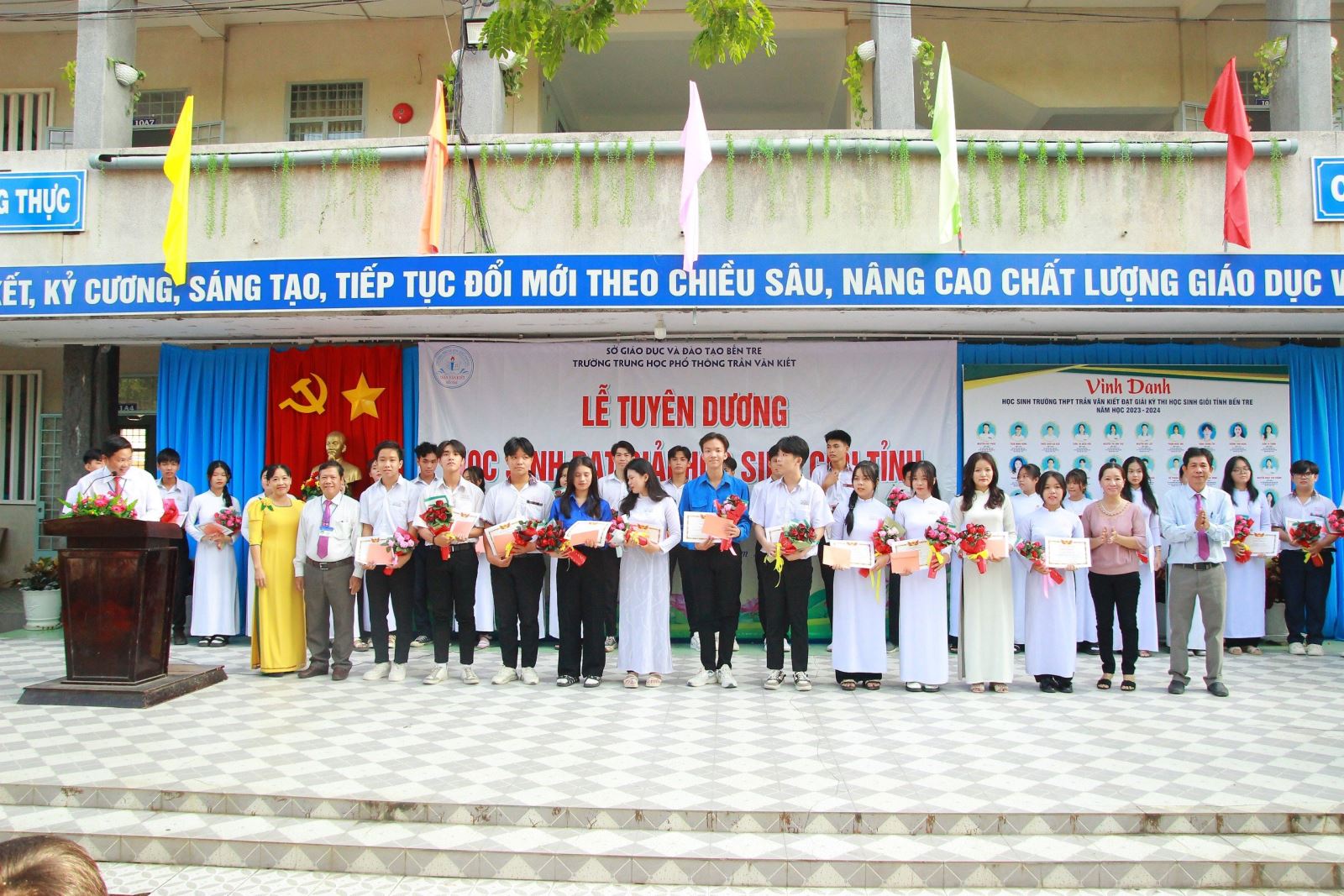 Khen thưởng học sinh đạt giải III học sinh giỏi tỉnh